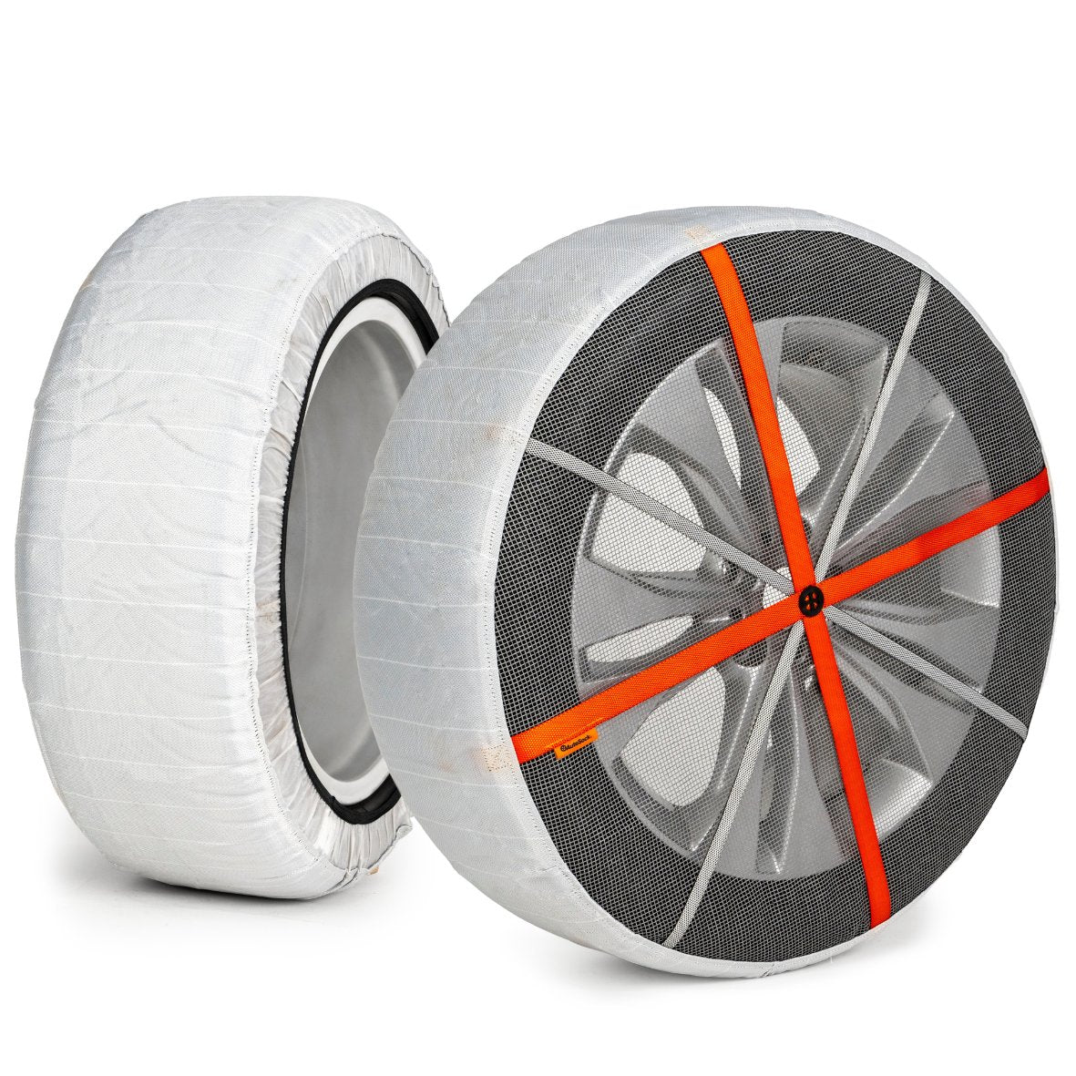 製品の表側と裏側を示す白い背景の前の 2 つの車輪に取り付けられた AutoSock スノー ソックスのペア Y13 HP Y 13