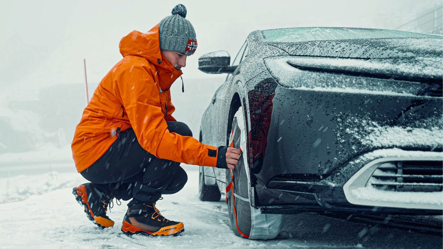 標準車両の前輪にスノーソックスを簡単に取り付けます。