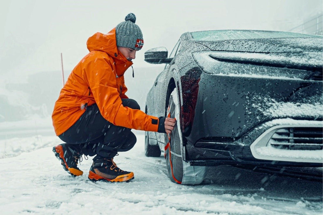 雪道でスノーソックスを新型トヨタプリウスに装着している様子