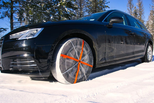 スノーソックスを装着して走る車