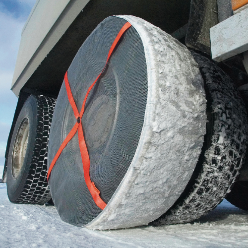 トラックの車輪に取り付けられたAutoSockテキスタイルトラクションデバイスのクローズアップ