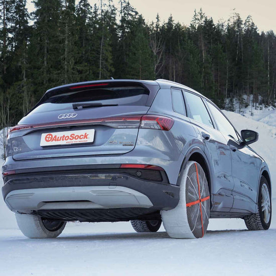 AutoSockが対応している車種（小型トラック・SUV3）｜雪上に停車し、スノーソックスを装着したAudi